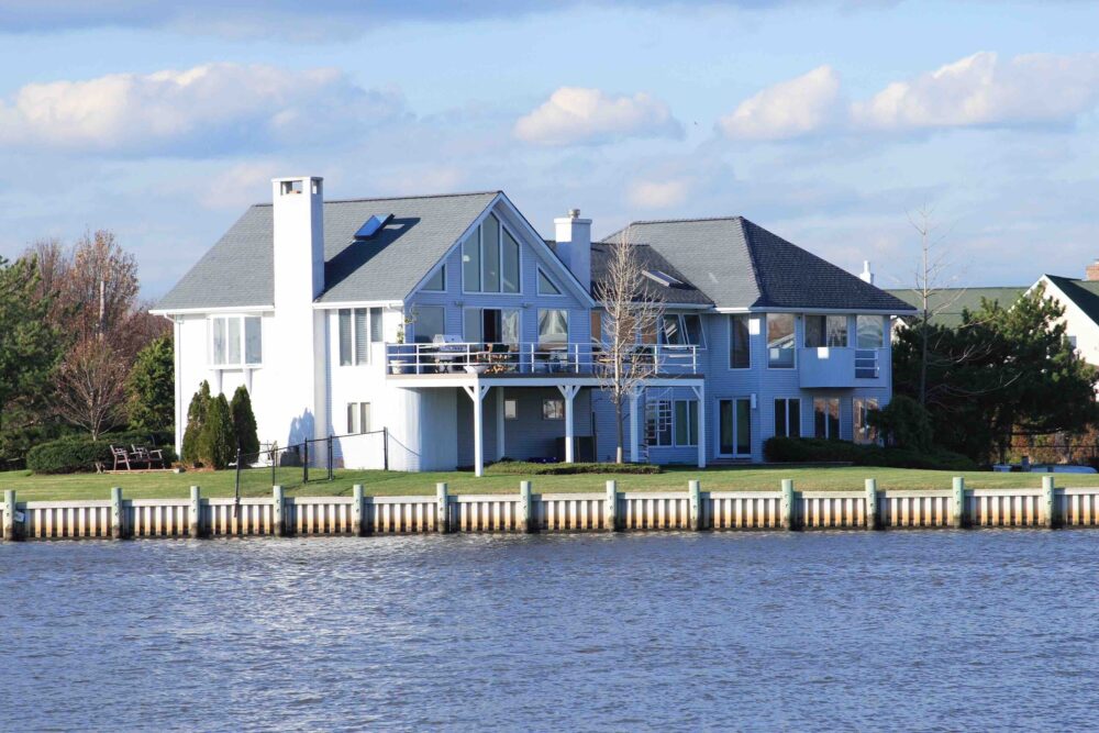 House on the water that is a great waterfront property